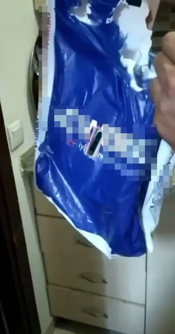 antalyada-pazarlarda-poset-icine-yerlestirdigi-cep-telefonuyla-kadinlarin-etek-alti-goruntulerini-ceken-sapik-yakalandi-1625140587737.jpg
