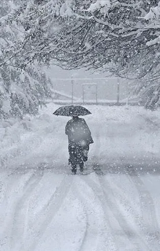 Kar yağışı geldi çattı! Meteoroloji'den uyarı üstüne uyarı: Su baskını, heyelan, sel, buzlanma...