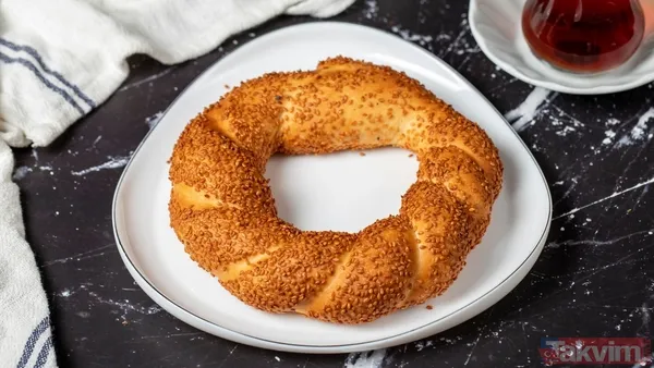 Simitlerin Hazırlanması: Simitleri Önce Pekmezli Suya Batırıp Ardından Kavrulmuş Susama Bulayın. Simitlerin Üzerine Bastırarak Son Şeklini Verin. Hamur...