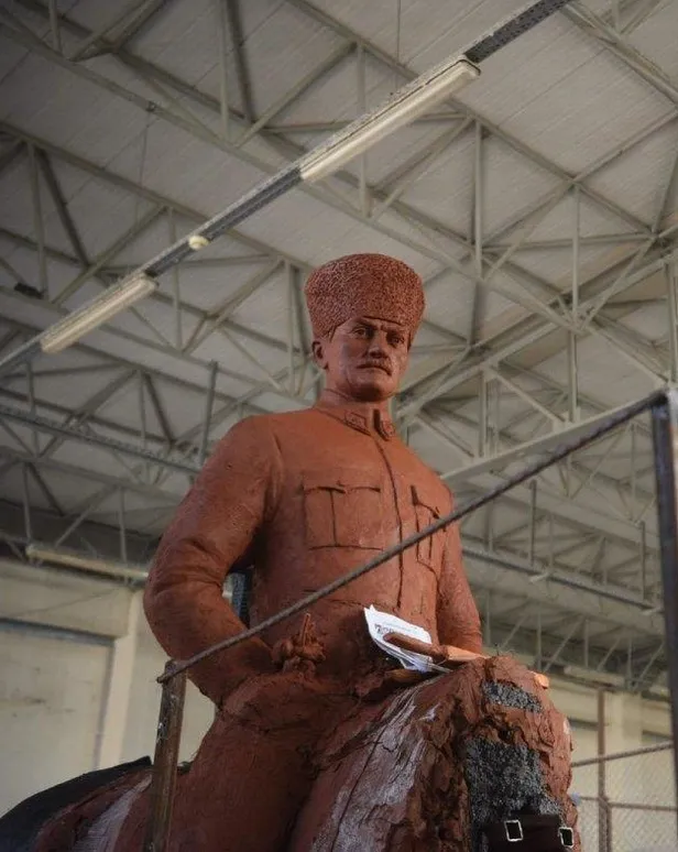 CHP’li Bornova Belediyesi’nden depremin vurduğu İzmir’e yeni Atatürk heykeli