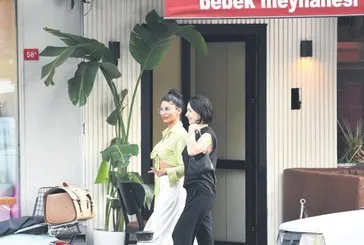 Merve Boluğur'a yan masadaki erkeklerden ikram gelince mekandan arkasına bile bakmadan uzaklaştı
