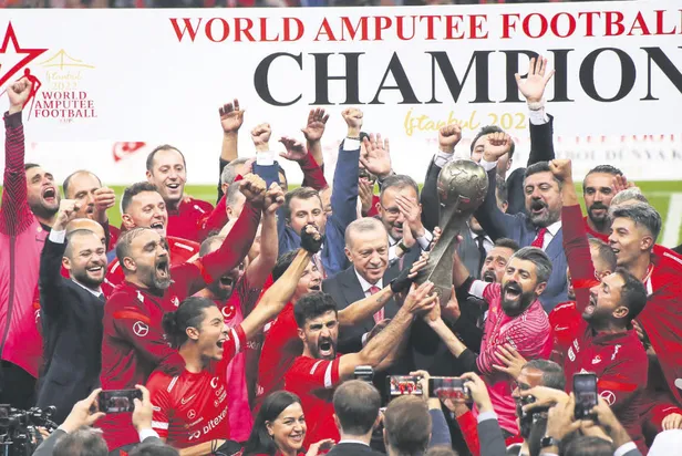 buyuk-bir-zafere-imza-atan-ampute-milli-takim-hocasi-cakmaktan-iddiali-sozler-ampute-futbolu-bizden-sorulur-1665440018593.jpg Büyük bir zafere imza atan Ampute Milli Takım hocası Çakmak’tan iddialı sözler: Ampute futbolu bizden sorulur-2