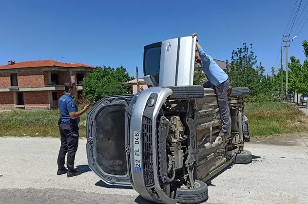 Edirne'de kavşakta kaza yapan araç yan yattı: 1'i çocuk 2 yaralı