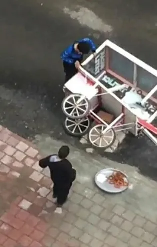 Tatlıları yola dökülen çocukları böyle teselli ettiler