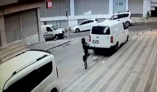 1629445100628.jpg İstanbul'da filmleri aratmayacak olay! Yalınayak kovaladığı hırsızların aracıyla eve döndü-2