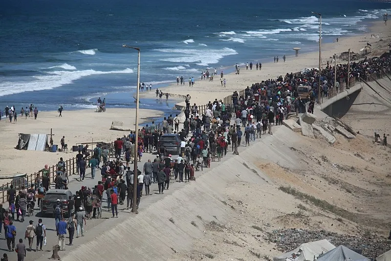 Gazze'de ateşkesin yürürlüğe girmesiyle binlerce Filistinli kuzeydeki evlerine dönmeye başladı (Fotoğraf: AA)