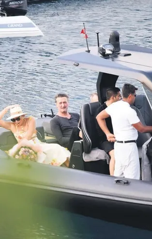 İş insanı Muzaffer Yıldırım'ın teknesindeki gizemli kadın merak uyandırdı