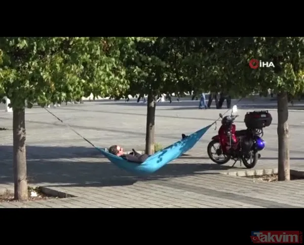 Taksim Meydanı'ndaki turistin rahatlığı kıskandırdı! Hamak kurup sefa sürdü - 3