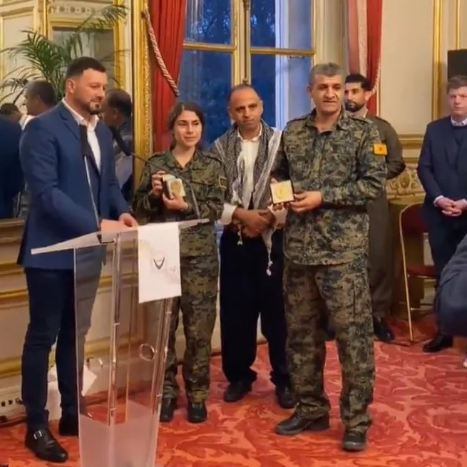 Fransız Senatosunda skandal kabul! PKK/YPGnin sözde komutanlarını ağırlayıp onur nişanı verdiler