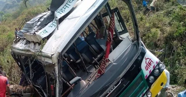 Hindistan’da katliam gibi kaza! Otobüs araçla çarpıştıktan sonra çukura düştü: 26 ölü