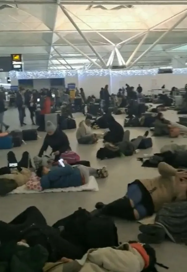 ingiltere-kara-kisa-teslim-oldu-tum-ucuslar-iptal-stansted-havalimani-otele-dondu-kar-yerde-yatirdi-1670849453016.jpg İngiltere kara kışa teslim oldu! Tüm uçuşlar iptal: Stansted Havalimanı otele döndü kar yerde yatırdı-5