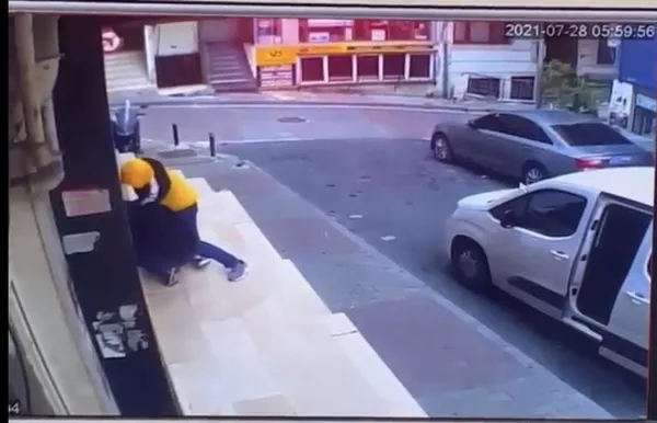 mecidiyekoyde-akil-almaz-anlar-supurgeyle-hirsizlari-kovalayip-kacirdi-1659015100184.jpg Mecidiyeköy’de akıl almaz anlar: Hırsızları süpürgeyle kovaladı-2