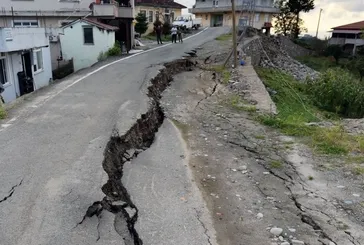 Rize’de şiddetli sağanak yolu ikiye böldü: İstinat duvarları faciayı engelledi