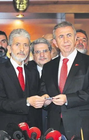 Mansur Yavaş ve Tunç Soyer mazbatalarını alarak göreve başladı