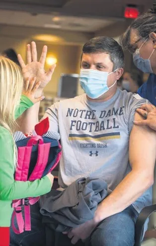 ABD'de koronavirüs aşısının sağlıkçılar üzerinde görülen yan etkisi herkesi panikletti!