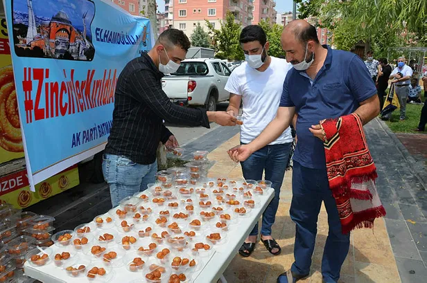 lokmalar-dokuldu-kurbanlar-kesildi-turkiyenin-dort-bir-yaninda-ayasofya-camii-coskusu-1595597868455.jpg Türkiye'nin dört bir yanında Ayasofya Camii coşkusu-4