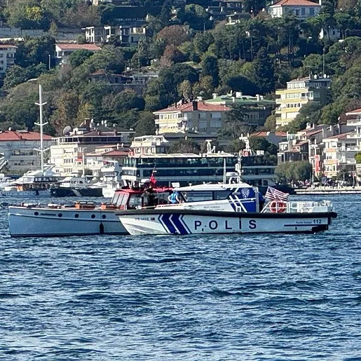 Tekneyle çarpışan kanodaki 4 kişi suya düştü