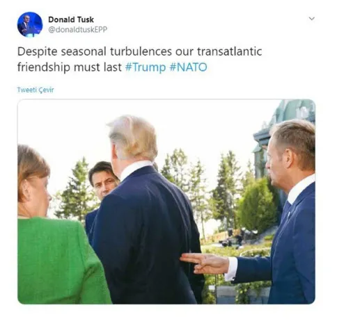 Dünya bu kareyi konuşuyor! Trump'a arkadan 'silah çekti'-2