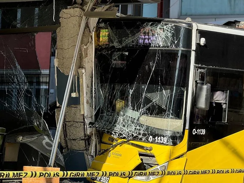 Pendik'te İETT otobüsü berber dükkanına girdi: 6 yaralı | Yıkım çalışmaları başladı! Kaza anı kamerada-5