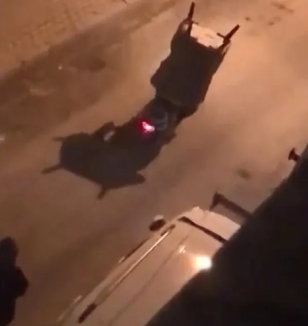 istanbulda-elektrikli-scooter-ile-ilginc-esya-tasima-manzaralari-camasir-makinesi-1649835333742.jpg İstanbul'da elektrikli scooter ile ilginç eşya taşıma manzaraları! Çamaşır makinesi...-4