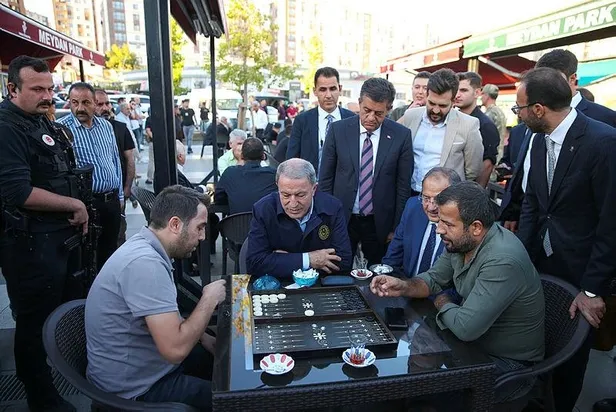 Bakanı Akar'dan sınırda Mehmetçik'e talimat: "Terörist neredeyse hedefiniz orası"-9