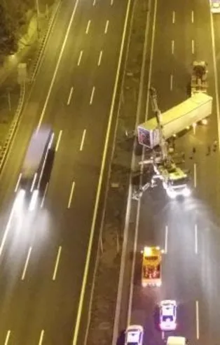 Anadolu Otoyolu'nun Bolu Dağı Tüneli yakınında devrilen TIR ulaşımı aksattı