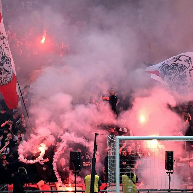 Ajax - Feyenoord maçı tatil edildi