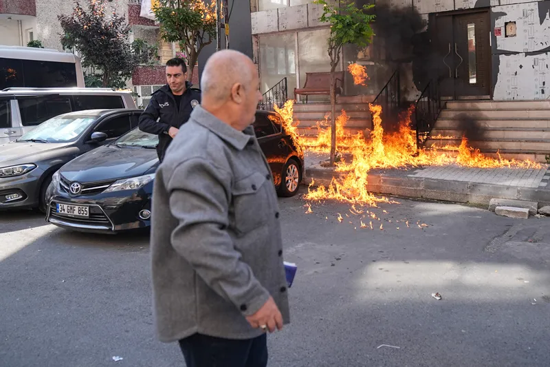 Yer: Şişli! Polislerin tahliye etmek istediği 3 kişi binayı yakmaya çalıştı!-4
