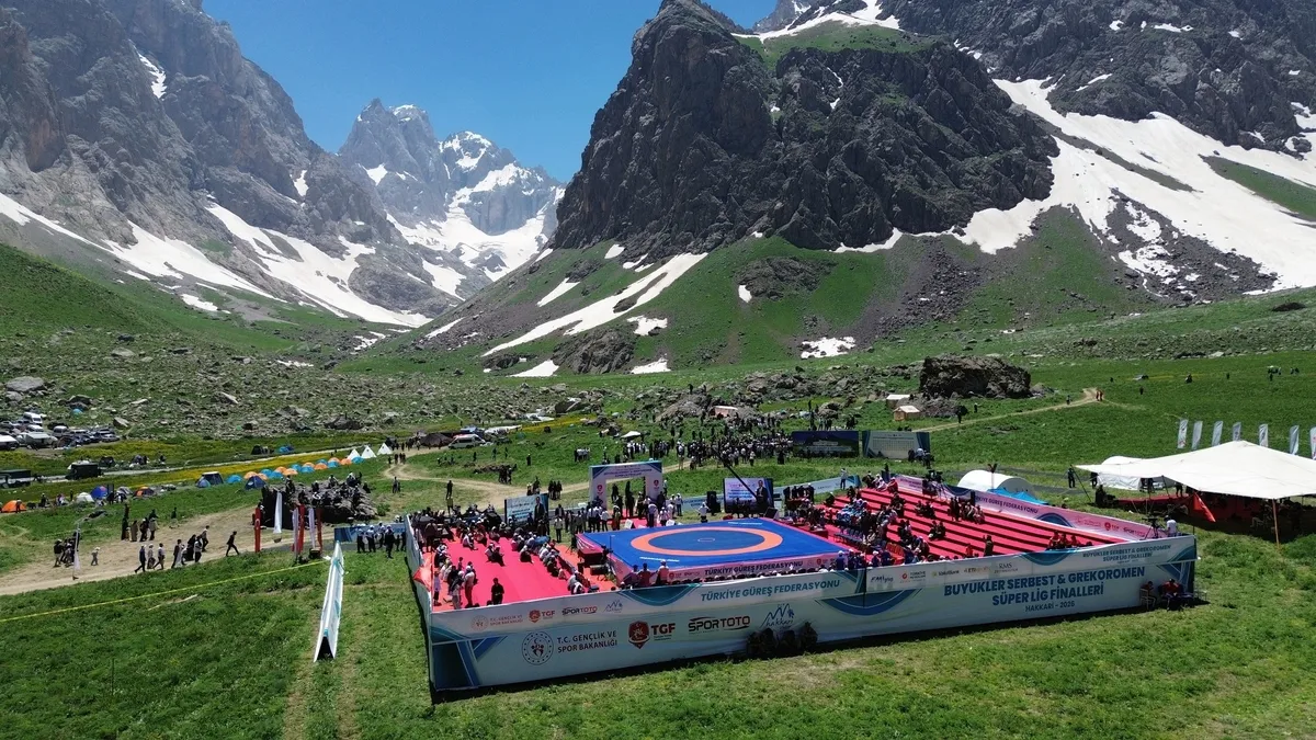 Cilo Dağı'nda 3 bin rakımda güreş finalleri (Haberin fotoğrafları DHA'ya aittir)