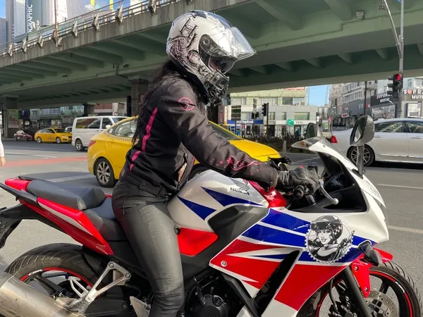 kadin-motor-surucusune-tukuruklu-taciz-kafani-kirarim-geri-zekali-1649667627083.jpg Kadın motor sürücüsüne hakaret etti: Kafanı kırarım geri zekalı! İşte o anlar...-2