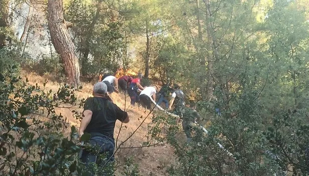 denizlide-orman-yangini-cikti-ruzgarin-da-etkisiyle-kisa-surede-yayilan-yangina-mudahale-suruyor-1663860202950.jpeg Denizli'de meydana gelen orman yangını vatandaşların da yardımıyla söndürüldü-2