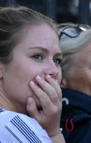 Kraliçe Elizabeth'in ölümünün ardından İngiltere'de yas: İngilizler Buckingham Sarayı'na akın etti