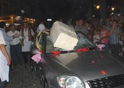 Dev dondurma otomobili ezdi