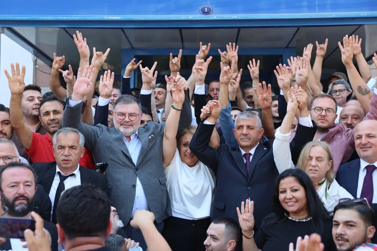 Menderes’te faturayı CHP’ye kesen Yeni Parti'de 2 fire... Becerikli ve Peker istifa etti! Başkan Şen dualarla başladı-10