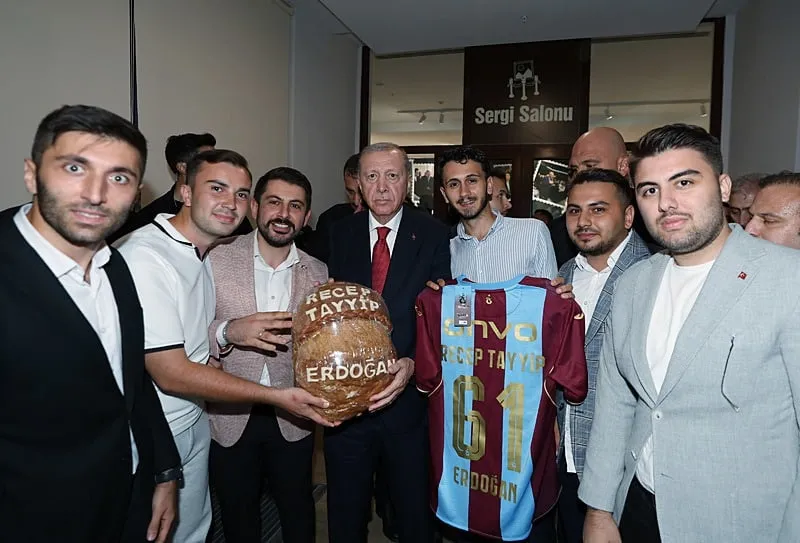 samsunda-genclik-bulusmasi-baskan-erdogandan-onemli-aciklamalar-1789416488714.jpeg Samsun'da Gençlik Buluşması! Engelli vatandaşın sözleri Başkan Erdoğan'ı duygulandırdı: Görüp de inmesem Allah'a bunun hesabını nasıl veririm-7