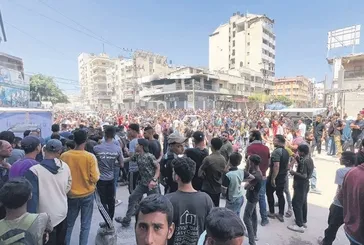 Açlık ve ölümle burun buruna | Gazze'de binlerce kişi yiyecek için yollarda bekliyor!