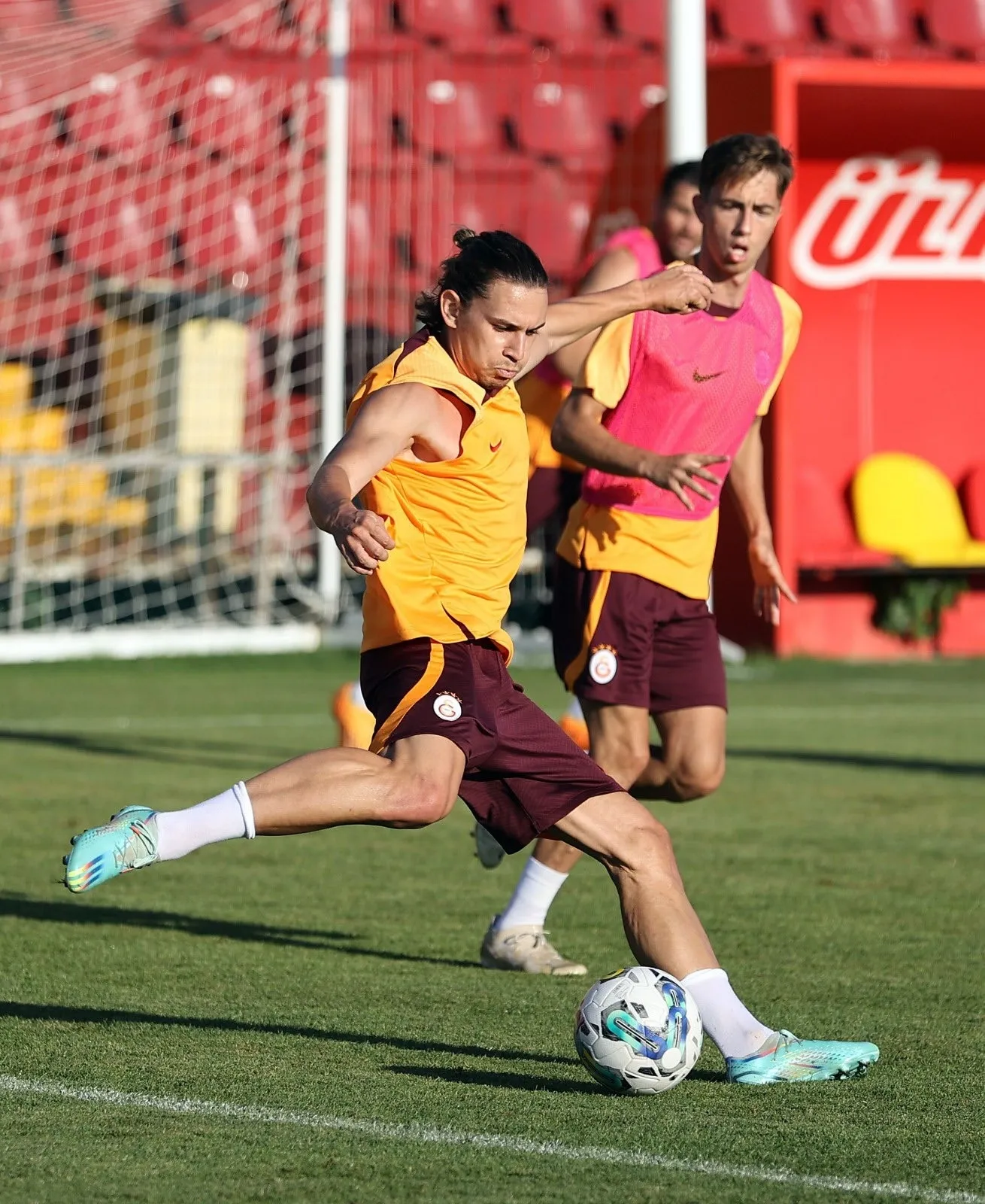 Galatasaray'dan taraftara müjde! 2 transfer kampa yetişiyor - 10