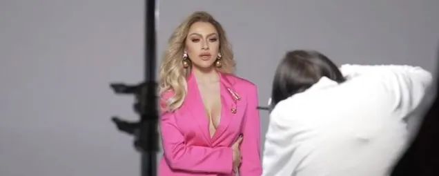 Hadise, Cosmopolitan Dergisinin Şubat sayısı için yapılan çekimde yürekleri hoplattı! |Video
