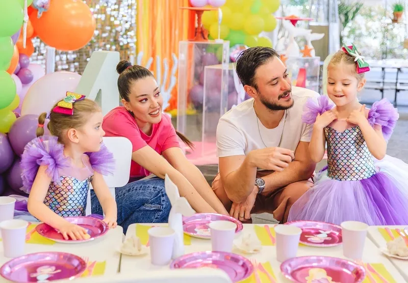 pelin-akil-ve-eski-esi-anil-altandan-bayram-pozu-1774079732329.jpg Boşandılar ama kopamadılar! Pelin Akil ve Anıl Altan'dan bayram sürprizi!-5