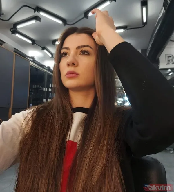 Burcu Özberk derin göğüs dekoltesi ile boy gösterdi! “Tatilin ilk günü” dedi kayalıklarda poz verdi sosyal medya sallandı - 1