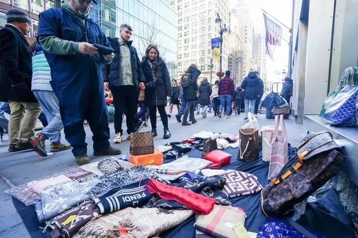 New York fare kolonilerine teslim oldu! Beşinci Cadde ve Brooklyn Köprüsü orta çağ pazarlarına döndü: Amerikan kabusunu New York Post yazarı anlattı-1