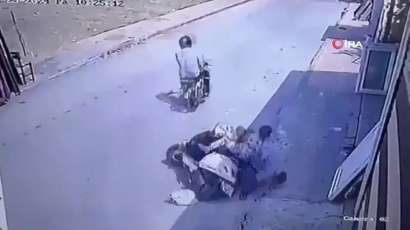 mersinde-kan-donduran-goruntler-dede-torunlarinin-gozu-onunde-silahla-vuruldu-iste-o-goruntuler-1719260295577.jpeg Mersin'de kan donduran görüntüler! Dede torunlarının gözü önünde kurşunlandı | İşte o görüntüler-3