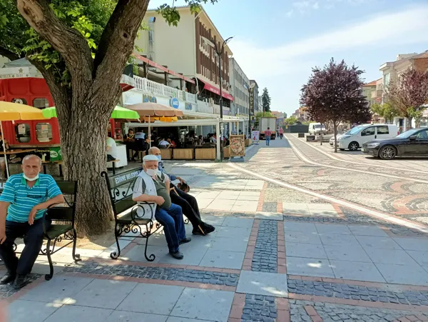 en-az-vaka-gorulen-illerden-olan-edirnede-banklar-yeniden-yerlerine-konuldu-1624450992405.jpg En az vaka görülen illerden olan Edirne'de banklar yeniden yerlerine konuldu-8