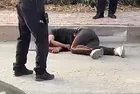 Baba oğlunu yol kenarında defalarca kez bıçaklayarak katletti! O anlar kameralara yansıdı