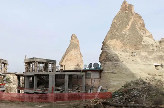 Kapadokya Peri bacalarındaki otel inşaatında yıkım başladı