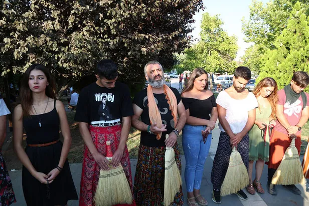 Yer: Tunceli... Kadına yönelik şiddeti etek giyerek protesto ettiler-3