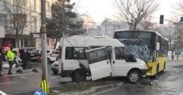 SON DAKİKA: Sancaktepe’de İETT otobüsüyle minibüs çarpıştı: Yaralılar var