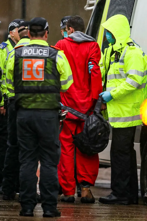 ingiliz-polisi-israilin-siha-fabrikasinda-eylem-yapan-aktivistlere-yiyecek-ulastirilmasini-engelliyor-gozaltina-alindi-1621867879268.jpg İngiliz polisi, İsrail'in SİHA fabrikasında eylem yapan aktivistlere yiyecek ulaştırılmasını engelliyor! Gözaltına alındı-5