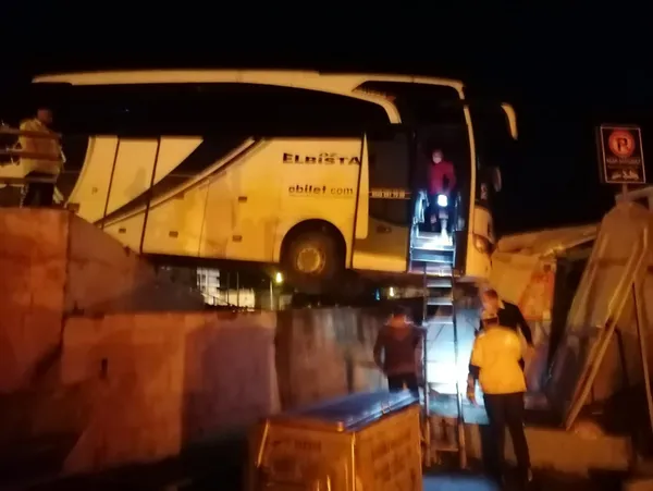 bariyeri-asan-yolcu-otobusu-koprude-asili-kaldi-1641792838348.jpg Bariyeri aşan yolcu otobüsü köprüde asılı kaldı-3