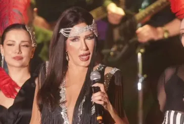 71 yaşındaki Nükhet Duru sahneyi salladı! Cesur sahne kıyafeti gündem oldu